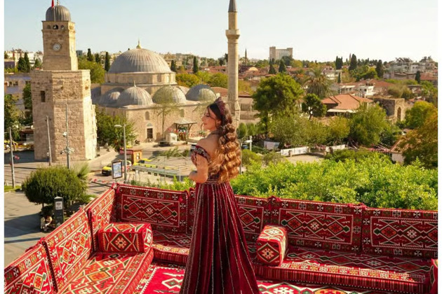 Фотосессия на крыше в Анталье: летящие платья и панорамные кадры