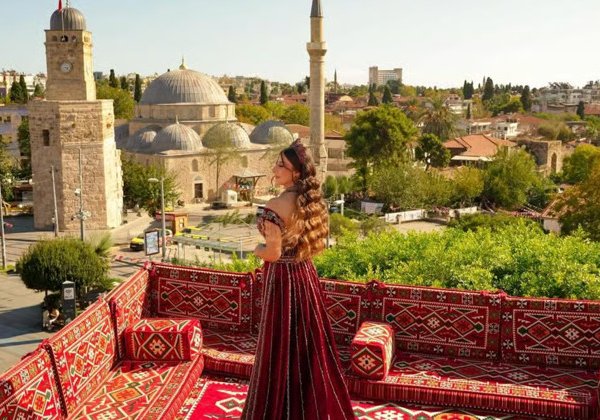 Анталья в кадре: фотосессия на крыше в летящих платьях
