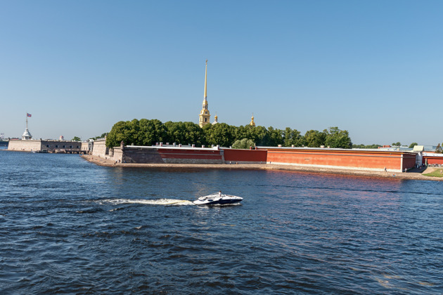 Автомобильная обзорная поездка по Санкт-Петербургу с остановками в ключевых местах