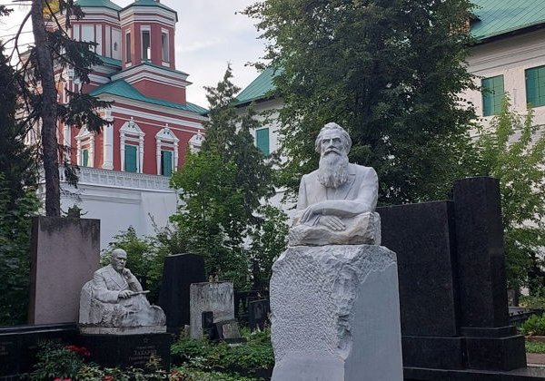 Обзорная экскурсия по Новодевичьему кладбищу: судьбы великих людей - фото 2