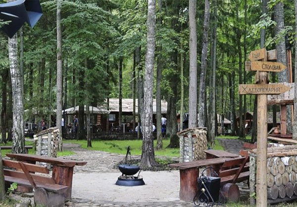 «Партизанская деревня» в парке Патриот - фото 1