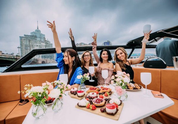 Групповая прогулка на VIP-яхте Cloudberry по рекам и каналам Петербурга