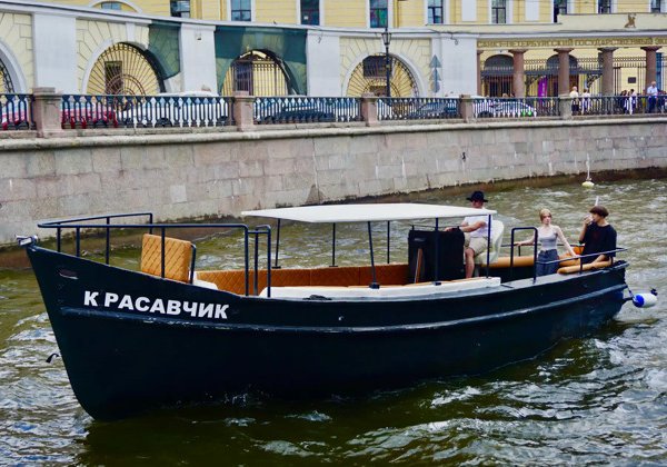 Праздник на воде: прогулка на катере «Красавчик» для больших компаний