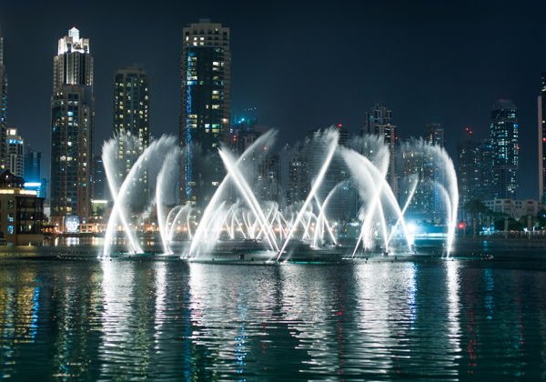 Дубайский фонтан с воды: прогулка на традиционной лодке - фото 1