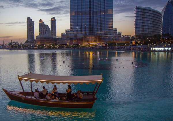 Дубайский фонтан с воды: прогулка на традиционной лодке - фото 2