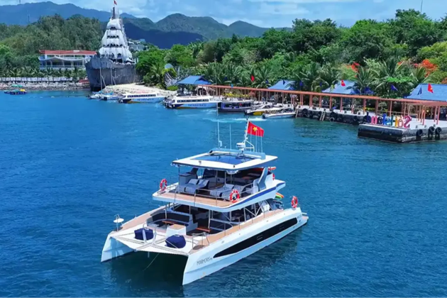 Морское путешествие на катамаране «Marmoris Yachting» с обедом и дорогой туда и обратно