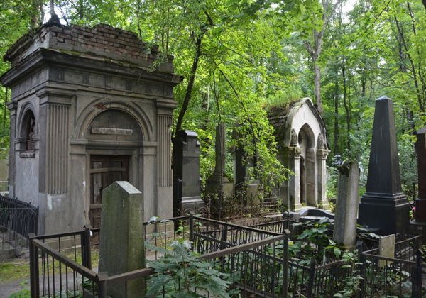 Язык камней: истории, традиции и символы еврейского кладбища - фото 1