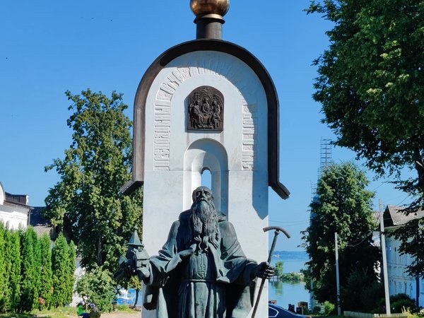 Калязин как он есть: купеческие улицы, космическая тарелка и колокольня над водой - фото 3