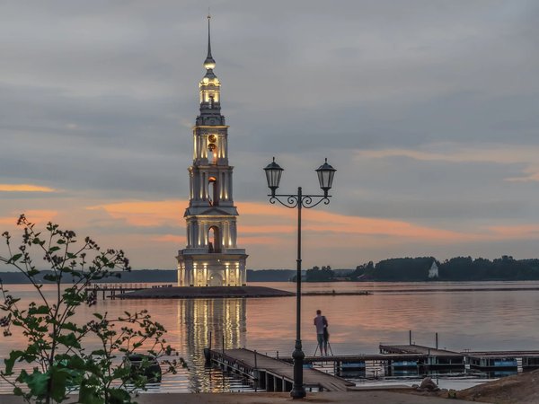 Калязин как он есть: купеческие улицы, космическая тарелка и колокольня над водой