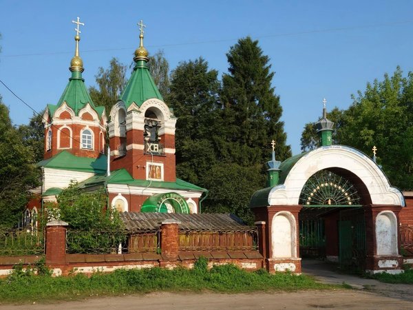 Калязин как он есть: купеческие улицы, космическая тарелка и колокольня над водой - фото 2