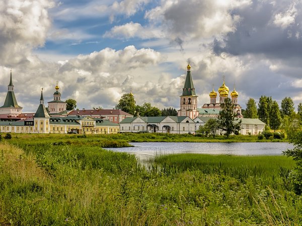 Город и Иверский монастырь: немузейный маршрут по Валдаю