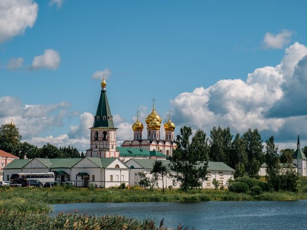 Город и Иверский монастырь: немузейный маршрут по Валдаю