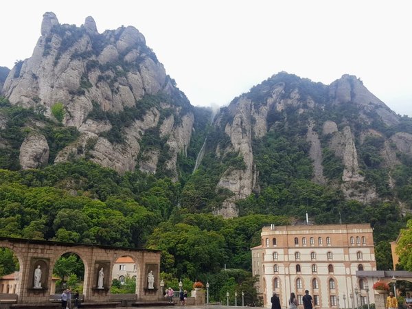 В монастырь Монтсеррат из Барселоны: к скалам веры и теням времени - фото 1