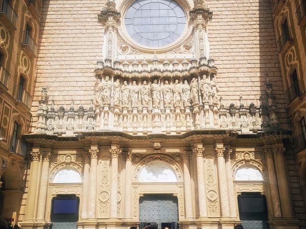 В монастырь Монтсеррат из Барселоны: к скалам веры и теням времени - фото 3