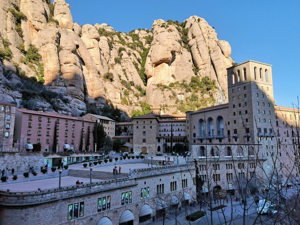 В монастырь Монтсеррат из Барселоны: к скалам веры и теням времени - фото 2