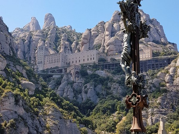 В монастырь Монтсеррат из Барселоны: к скалам веры и теням времени - фото 4