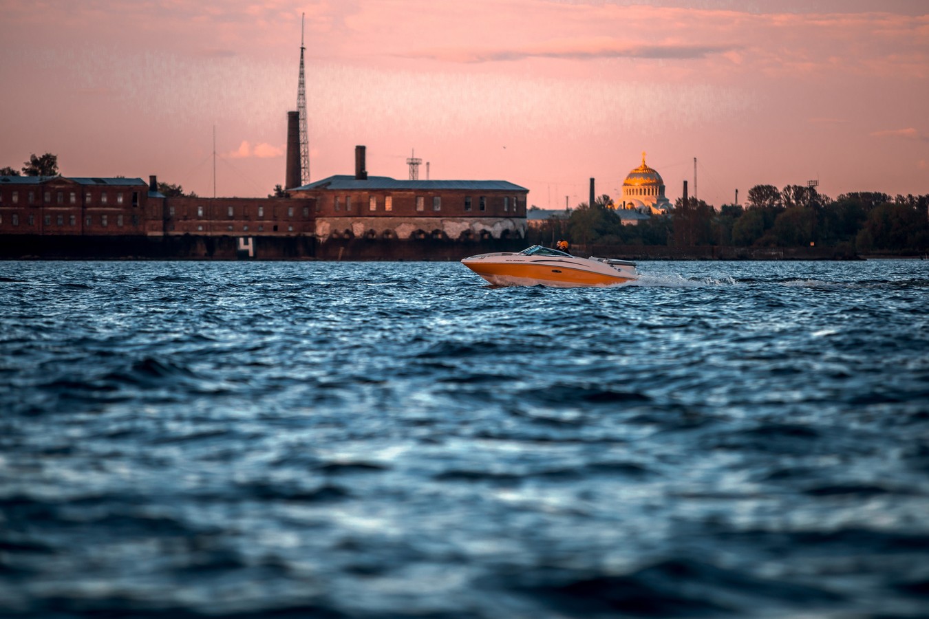 Форты Кронштадта на водной прогулке