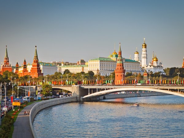 Три часа на автобусе — и вы знакомы с Москвой!
