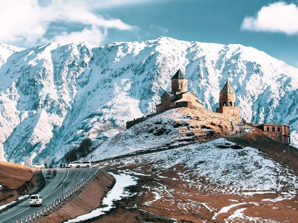 Казбек из Тбилиси: целебные травертины и волшебство горной долины - фото 1