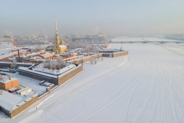 Совмещаем экскурсию по Петербургу и летние музыкальные хиты