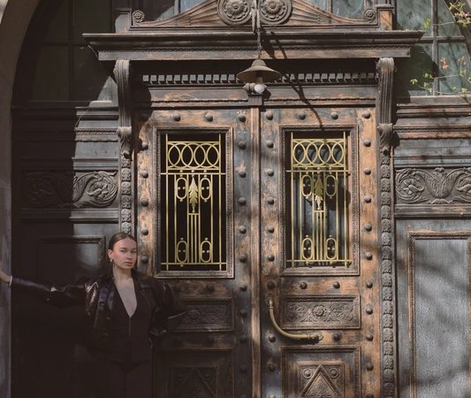 Тайны и тени Сололаки: атмосферная фотопрогулка по Тбилиси