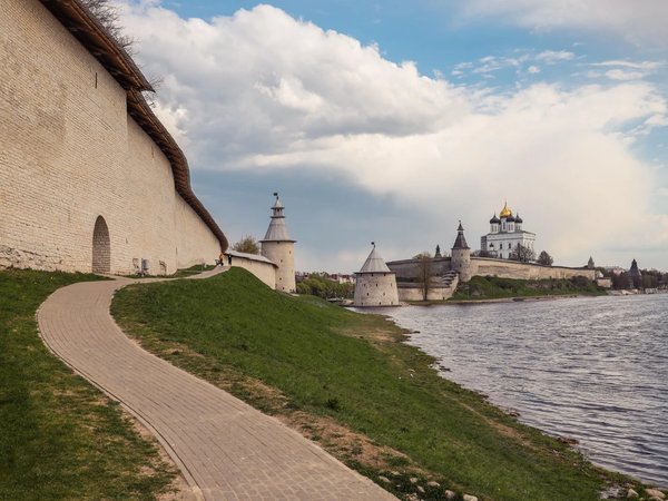 Обзорная пешеходная экскурсия по Кремлю и центру Пскова - фото 2