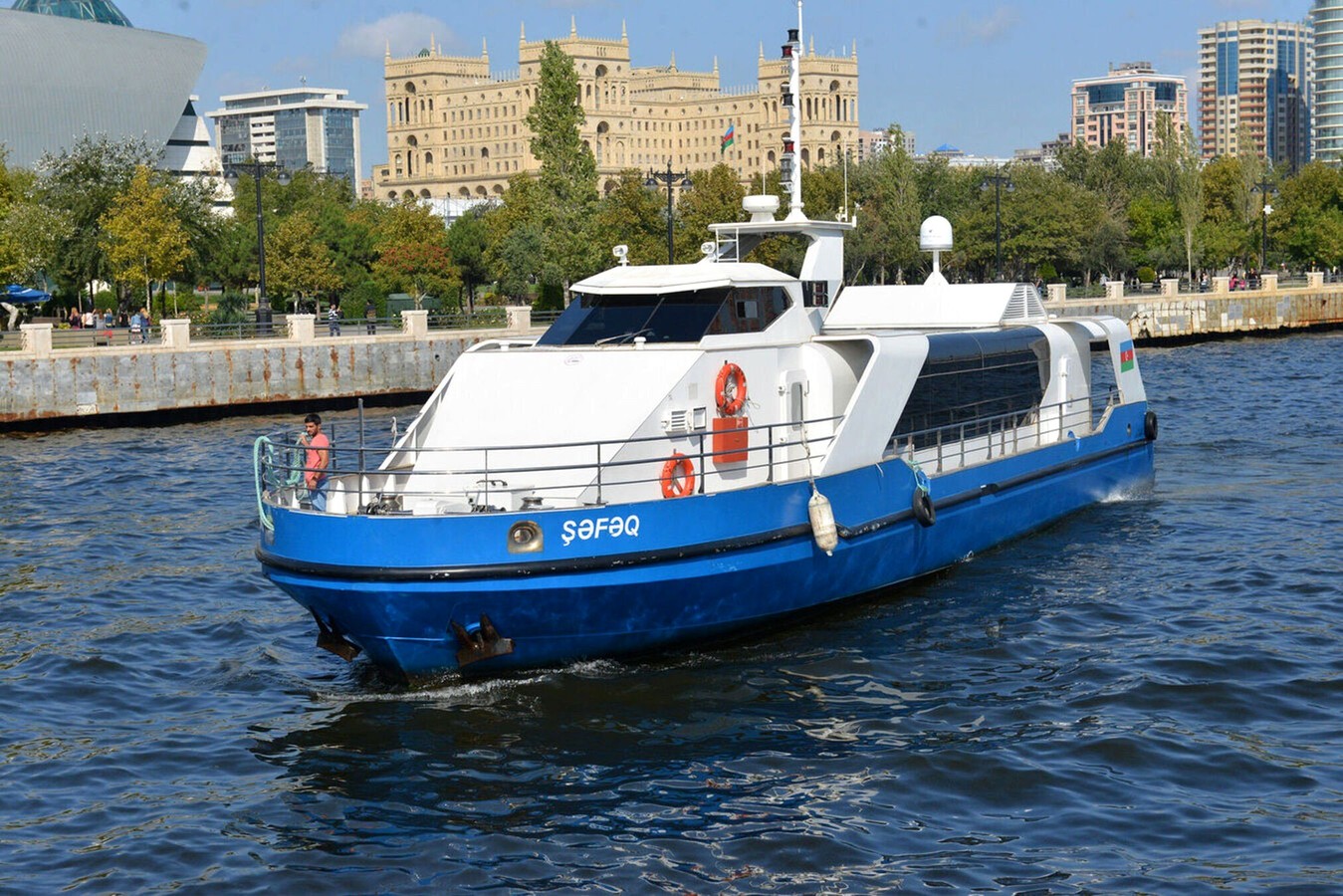 Баку с воды: прогулка на теплоходе по Каспию