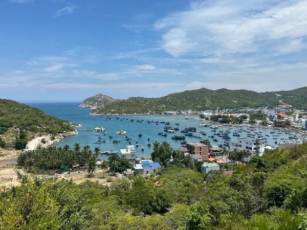 Из Камрани — в Фанранг: храм из кораллов, виноградники и дюны - фото 1
