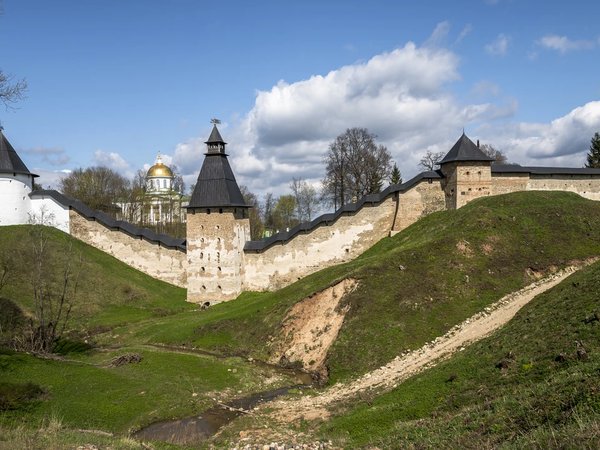 Святые Печоры и древний Изборск: экскурсия в небольшой группе - фото 2