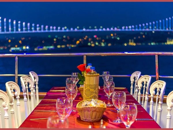 Вечерняя прогулка на теплоходе с ужином и шоу-программой - фото 4