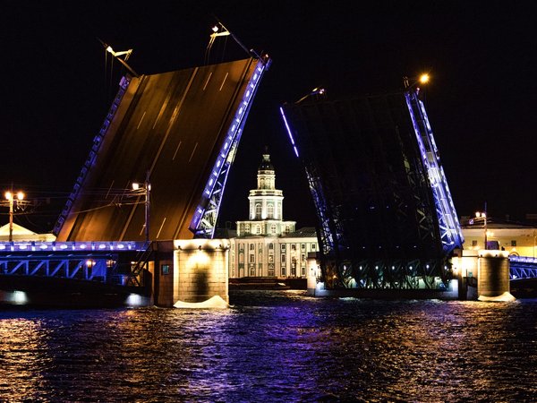 Ночной круиз по Неве и 5 разведённых мостов