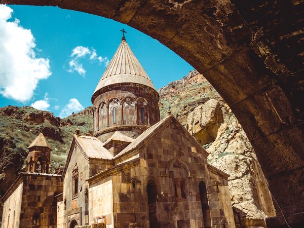 Гарни, Гегард, Севанаванк и озеро Севан — из Еревана - фото 3