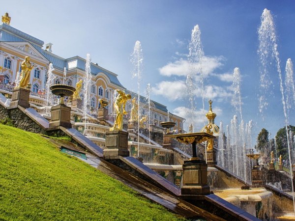 Имперская роскошь парковых фонтанов и дворцов Петергофа