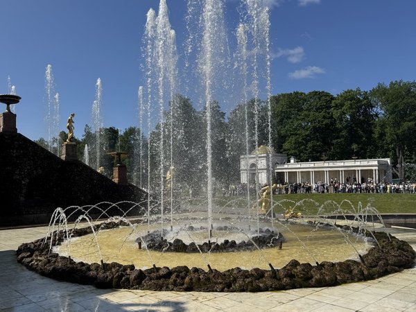 Парки Петергофа: фонтаны Нижнего парка и романтика Александрии - фото 2