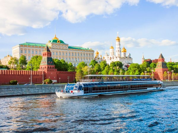 Прогулка на панорамном теплоходе «Ривер Палас» по центру Москвы с обедом или ужином - фото 1