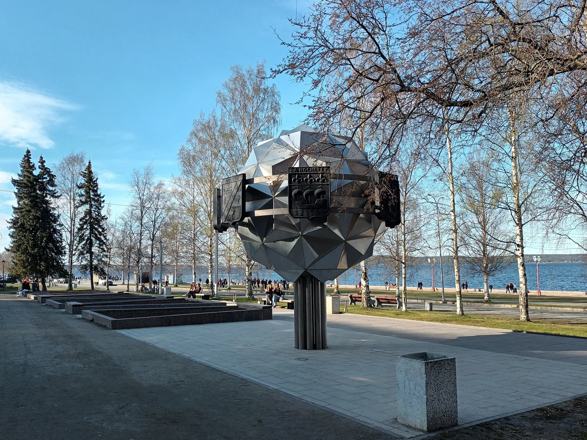 Набережная Онежского озера: классика и авангард - фото 1