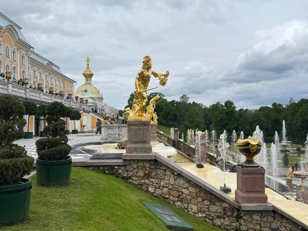 Прогулка по Верхнему саду и Нижнему парку Петергофа