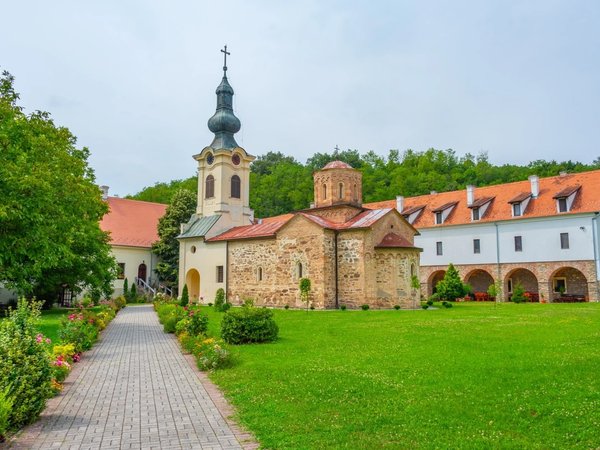 Вршац: старинные винарии, история и культура - фото 1