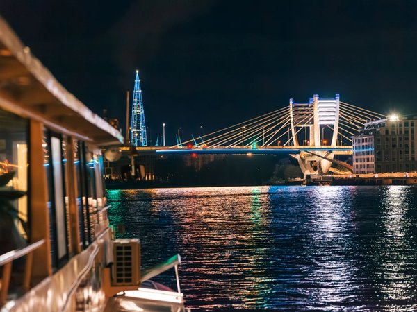 Ночь разводных мостов: круиз по Неве на двухпалубном теплоходе