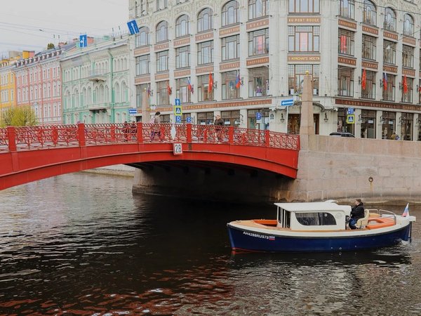 Путешествие по водным артериям Петербурга на катере «Юность»