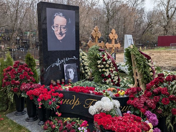 Кумиры, герои и святые старинного Ваганьковского кладбища в Москве - фото 2