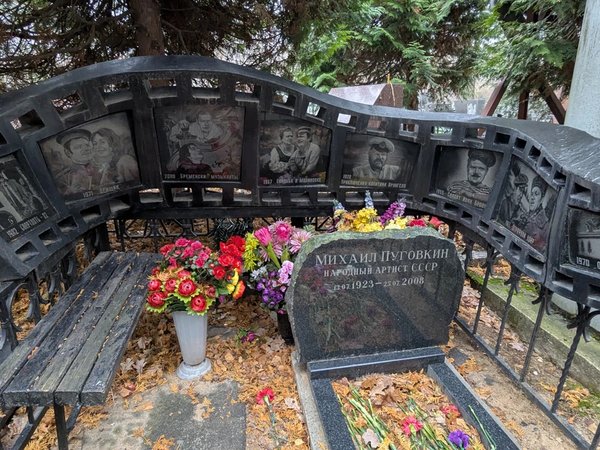 Кумиры, герои и святые старинного Ваганьковского кладбища в Москве - фото 4
