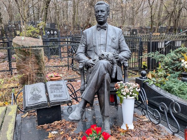 Кумиры, герои и святые старинного Ваганьковского кладбища в Москве - фото 3