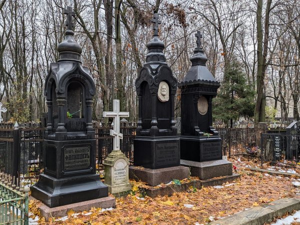 Кумиры, герои и святые старинного Ваганьковского кладбища в Москве