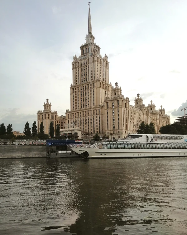 На речном трамвайчике от Киевского вокзала до парка «Фили»