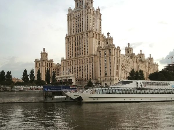 На речном трамвайчике от Киевского вокзала до парка «Фили»