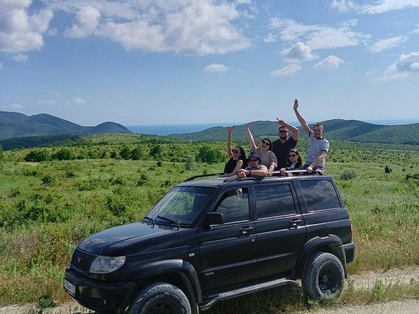К Ласточкиным гнёздам и Кипарисовому озеру — на внедорожнике