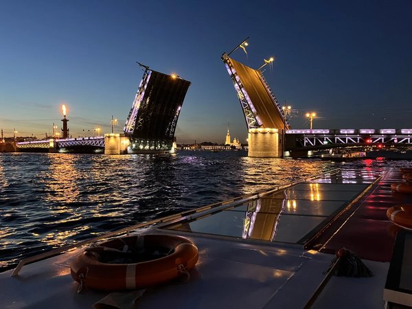 Каналы и разведение мостов: ночной круиз в Петербурге - фото 4