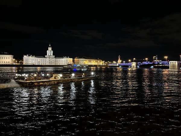 Каналы и разведение мостов: ночной круиз в Петербурге - фото 1