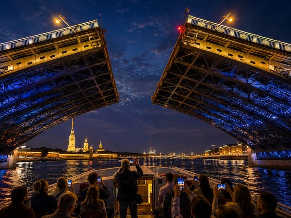 Санкт-Петербург и развод мостов: ночная прогулка на теплоходе